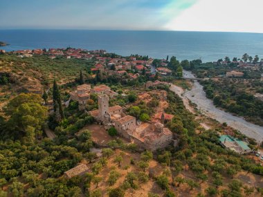 Messenia, Peloponnese, Yunanistan 'daki yüksek turizm döneminde Messenian Mani bölgesindeki Kardamyli köyü yakınlarındaki ünlü kayalık sahil Foneas' ın hava manzarası.