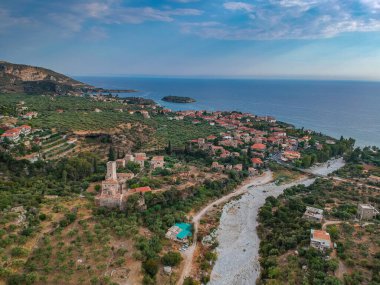 Messenia, Peloponnese, Yunanistan 'daki yüksek turizm döneminde Messenian Mani bölgesindeki Kardamyli köyü yakınlarındaki ünlü kayalık sahil Foneas' ın hava manzarası.