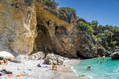 Foneas plajının panoramik manzarası turist ve yüzücülerle doludur. Kayalık plaj Yunanistan 'ın Messenia kentindeki Kardamyli köyü yakınlarındaki Mani kıyı bölgesinde yer almaktadır.