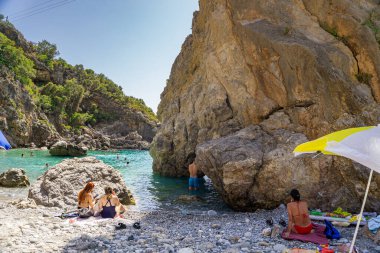 Foneas plajının panoramik manzarası turist ve yüzücülerle doludur. Kayalık plaj Yunanistan 'ın Messenia kentindeki Kardamyli köyü yakınlarındaki Mani kıyı bölgesinde yer almaktadır.