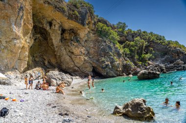 Foneas plajının panoramik manzarası turist ve yüzücülerle doludur. Kayalık plaj Yunanistan 'ın Messenia kentindeki Kardamyli köyü yakınlarındaki Mani kıyı bölgesinde yer almaktadır.
