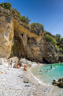 Foneas plajının panoramik manzarası turist ve yüzücülerle doludur. Kayalık plaj Yunanistan 'ın Messenia kentindeki Kardamyli köyü yakınlarındaki Mani kıyı bölgesinde yer almaktadır.