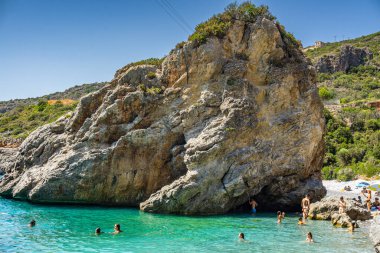 Foneas plajının panoramik manzarası turist ve yüzücülerle doludur. Kayalık plaj Yunanistan 'ın Messenia kentindeki Kardamyli köyü yakınlarındaki Mani kıyı bölgesinde yer almaktadır.