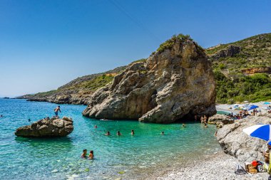 Foneas plajının panoramik manzarası turist ve yüzücülerle doludur. Kayalık plaj Yunanistan 'ın Messenia kentindeki Kardamyli köyü yakınlarındaki Mani kıyı bölgesinde yer almaktadır.