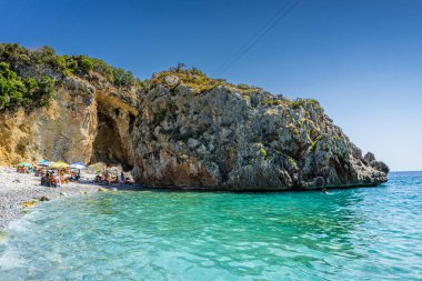 Ünlü Foneas plajının jeolojik oluşumu. Kayalık plaj Yunanistan 'ın Messenia kentindeki Kardamyli köyü yakınlarındaki Mani kıyı bölgesinde yer almaktadır.