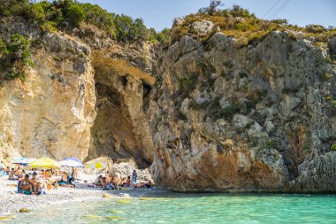 Foneas plajının panoramik manzarası turist ve yüzücülerle doludur. Kayalık plaj Yunanistan 'ın Messenia kentindeki Kardamyli köyü yakınlarındaki Mani kıyı bölgesinde yer almaktadır.