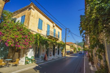 Tarihi sahil köyü Kardamyli 'de mimari taşlı binalar inşa edildi. Bu güzel köy Yunanistan 'ın Messinia kentindeki Mani bölgesinde bir numaralı turizm beldesi.