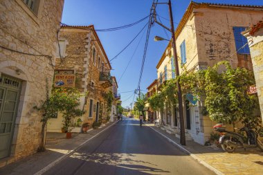 Tarihi sahil köyü Kardamyli 'de mimari taşlı binalar inşa edildi. Bu güzel köy Yunanistan 'ın Messinia kentindeki Mani bölgesinde bir numaralı turizm beldesi.