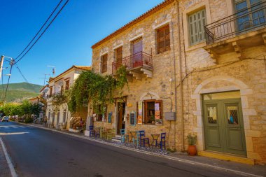 Tarihi sahil köyü Kardamyli 'de mimari taşlı binalar inşa edildi. Bu güzel köy Yunanistan 'ın Messinia kentindeki Mani bölgesinde bir numaralı turizm beldesi.