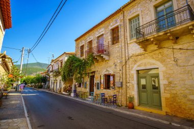 Tarihi sahil köyü Kardamyli 'de mimari taşlı binalar inşa edildi. Bu güzel köy Yunanistan 'ın Messinia kentindeki Mani bölgesinde bir numaralı turizm beldesi.