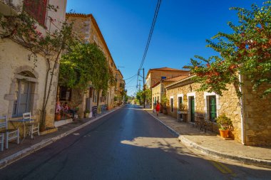 Tarihi sahil köyü Kardamyli 'de mimari taşlı binalar inşa edildi. Bu güzel köy Yunanistan 'ın Messinia kentindeki Mani bölgesinde bir numaralı turizm beldesi.