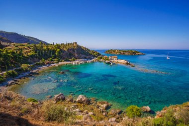 Ünlü Kardamyli şehrinin pitoresk limanı. Kalamata 'nın 35 kilometre güneydoğusunda bir sahil kasabasıdır. Messenia - Yunanistan.