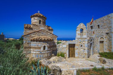 Eski Yunan Ortodoks Kilisesi ve Mesenia 'daki Mani kıyı şeridi yakınlarındaki mimari taş yapılar - Yunanistan