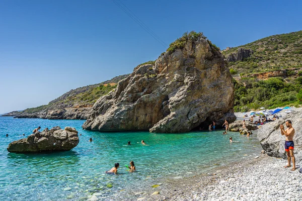 Vista Panorâmica Praia Foneas Superlotada Turistas Nadadores Praia Rochosa Está — Fotografia de Stock