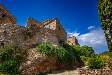 Skardamoula (Eski Kardamili), Messenia Peloponnese Yunanistan 'daki güzel bir 18. yüzyıl kilisesi etrafında toplanmış terk edilmiş küçük bir kule koleksiyonudur.