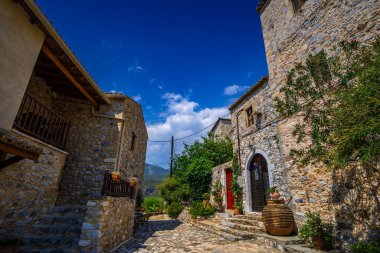 Skardamoula (Eski Kardamili), Messenia Peloponnese Yunanistan 'daki güzel bir 18. yüzyıl kilisesi etrafında toplanmış terk edilmiş küçük bir kule koleksiyonudur.