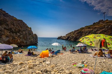 Foneas plajının panoramik manzarası turist ve yüzücülerle doludur. Kayalık plaj Yunanistan 'ın Messenia kentindeki Kardamyli köyü yakınlarındaki Mani kıyı bölgesinde yer almaktadır.