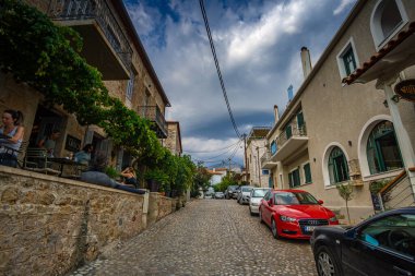Tarihi sahil köyü Kardamyli 'de mimari taşlı binalar inşa edildi. Bu güzel köy Yunanistan 'ın Messinia kentindeki Mani bölgesinde bir numaralı turizm beldesi.