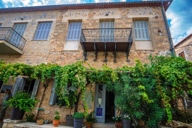 Tarihi sahil köyü Kardamyli 'de mimari taşlı binalar inşa edildi. Bu güzel köy Yunanistan 'ın Messinia kentindeki Mani bölgesinde bir numaralı turizm beldesi.