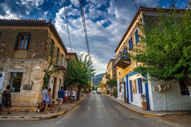 Tarihi sahil köyü Kardamyli 'de mimari taşlı binalar inşa edildi. Bu güzel köy Yunanistan 'ın Messinia kentindeki Mani bölgesinde bir numaralı turizm beldesi.