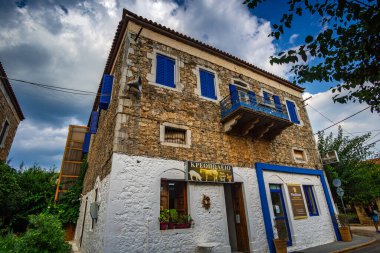 Tarihi sahil köyü Kardamyli 'de mimari taşlı binalar inşa edildi. Bu güzel köy Yunanistan 'ın Messinia kentindeki Mani bölgesinde bir numaralı turizm beldesi.