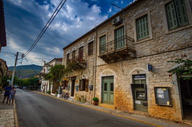 Tarihi sahil köyü Kardamyli 'de mimari taşlı binalar inşa edildi. Bu güzel köy Yunanistan 'ın Messinia kentindeki Mani bölgesinde bir numaralı turizm beldesi.