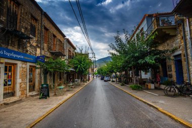 Tarihi sahil köyü Kardamyli 'de mimari taşlı binalar inşa edildi. Bu güzel köy Yunanistan 'ın Messinia kentindeki Mani bölgesinde bir numaralı turizm beldesi.