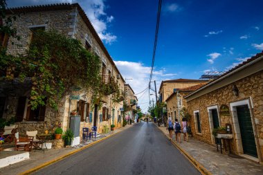 Tarihi sahil köyü Kardamyli 'de mimari taşlı binalar inşa edildi. Bu güzel köy Yunanistan 'ın Messinia kentindeki Mani bölgesinde bir numaralı turizm beldesi.