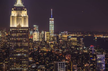 New York City binalarının ve gökdelenlerin panoramik gece manzarası. New York, Amerika Birleşik Devletleri üzerinde uzun pozlama gece görüşü