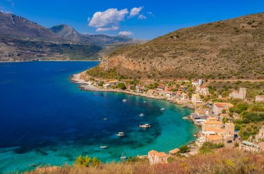 Limeni sahil köyünden manzara manzarası var. Yunanistan 'ın Laconia bölgesindeki Limeni bölgesinde geleneksel evler ve renkli taşlı binalar