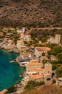 Limeni sahil köyünden manzara manzarası var. Yunanistan 'ın Laconia bölgesindeki Limeni bölgesinde geleneksel evler ve renkli taşlı binalar