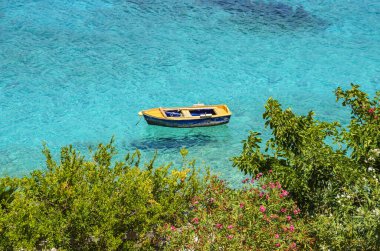 Limeni sahil köyünden manzara manzarası var. Yunanistan 'ın Laconia bölgesindeki Limeni bölgesinde geleneksel evler ve renkli taşlı binalar
