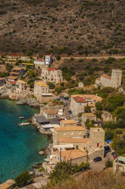 Limeni sahil köyünden manzara manzarası var. Yunanistan 'ın Laconia bölgesindeki Limeni bölgesinde geleneksel evler ve renkli taşlı binalar