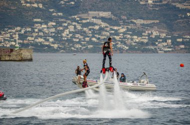 Yunanistan 'ın Kalamata limanında uçuş panosu gösterisi