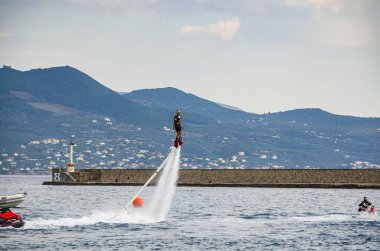 Yunanistan 'ın Kalamata limanında uçuş panosu gösterisi