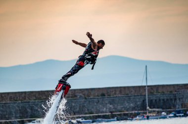 Yunanistan 'ın Kalamata limanında Flyboard gösterisi yapan adam