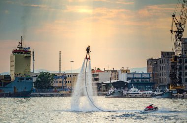 Yunanistan 'ın Kalamata limanında uçuş panosu gösterisi