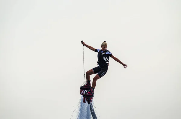 Kobieta Wykonująca Pokaz Flyboard Porcie Kalamata Grecja — Zdjęcie stockowe