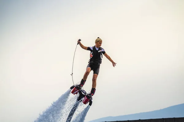 Woman Performing Flyboard Show Στο Λιμάνι Της Καλαμάτας — Φωτογραφία Αρχείου