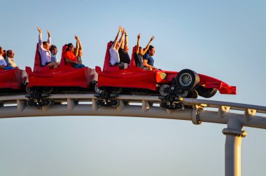 Dünya 'nın en hızlı hız treni Formula Rossa' nın fotoğraf görüntüsü. Yas Island, Abu Dabi 'deki Ferrari eğlence parkında..