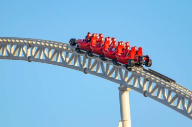 Dünya 'nın en hızlı hız treni Formula Rossa' nın fotoğraf görüntüsü. Yas Island, Abu Dabi 'deki Ferrari eğlence parkında..