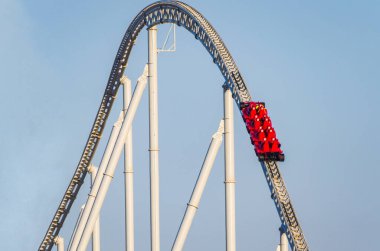 Dünya 'nın en hızlı hız treni Formula Rossa' nın fotoğraf görüntüsü. Yas Island, Abu Dabi 'deki Ferrari eğlence parkında..