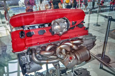 Ferrari motoru, Abu Dabi, Birleşik Arap Emirlikleri 'ndeki Ferrari Dünya Tema Parkı giriş salonunda blok yapıyor..
