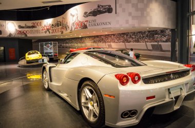 Ferrari Enzo model yarış arabası Yas Adası, Abu Dabi, Birleşik Arap Emirlikleri, Arabistan, Asya 'daki Ferrari World' de.