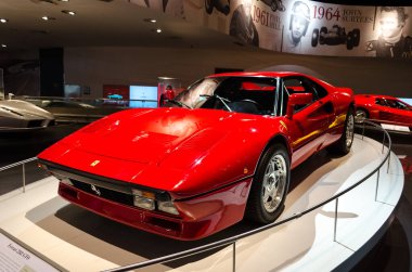Ferrari 288 tarihli GTO gösterisi Yas Adası, Abu Dabi, Birleşik Arap Emirlikleri 'ndeki Ferrari Dünya Lunaparkı' nda..