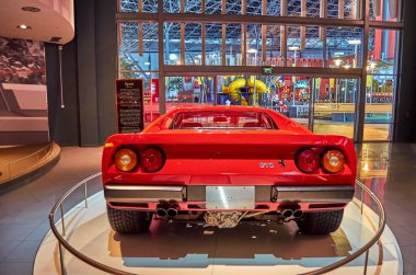 Ferrari 288 tarihli GTO gösterisi Yas Adası, Abu Dabi, Birleşik Arap Emirlikleri 'ndeki Ferrari Dünya Lunaparkı' nda..