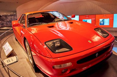 Ferrari F512M tarihi gösterisi Yas Adası, Abu Dabi, Birleşik Arap Emirlikleri 'ndeki Ferrari Dünya Lunaparkı' nda.