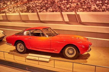 Tarihsel Ferrari 250 GT Berlinetta lusso gösterisi Yas adasındaki Ferrari World lunaparkında, Abu Dabi, Birleşik Arap Emirlikleri.