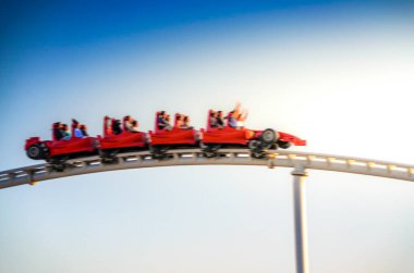 Yas Island, Abu Dabi 'deki Ferrari World Lunaparkı' ndaki dünyanın en hızlı hız treni Formula Rossa 'sının manzarası. Hareket bulanıklığı filtresiyle Tele fotoğraf görünümü.