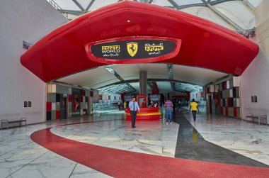 Ferrari dünyasının girişi, Yas Adası 'ndaki en büyük kapalı yer müzesi ve eğlence parkı..